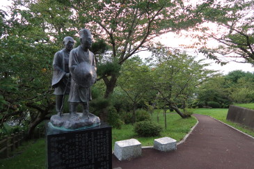 芭蕉と曽良さんの像　日和山